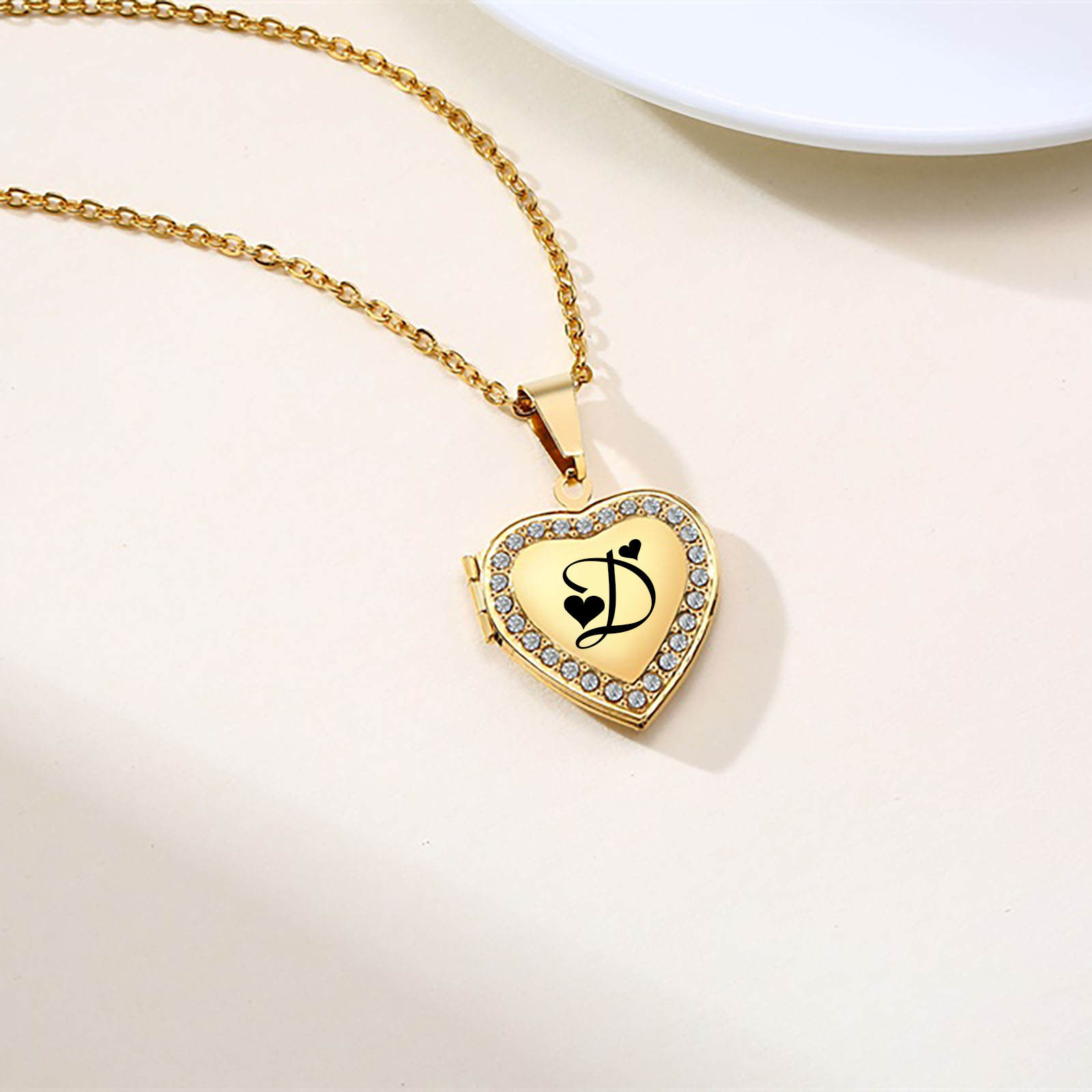 Heart Locket Necklace Photo - 無料彫刻イニシャルハートロケットペンダント女性女の子用、ステンレス鋼26文字A-Zネックレス、カスタムジュエリーギフト