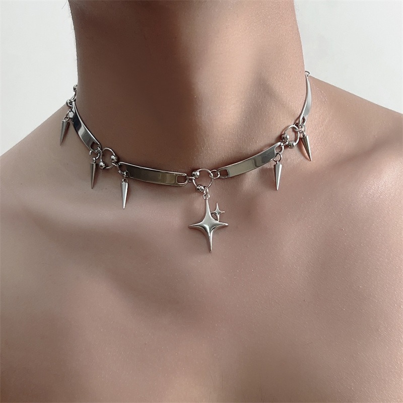 Goth Punk Spike Choker - ヒップホップステンレススチールパンクスターリベットチョーカーロックジュエリーゴスデザインセンススパイククロススターノーズチャームネックレス（女性用）