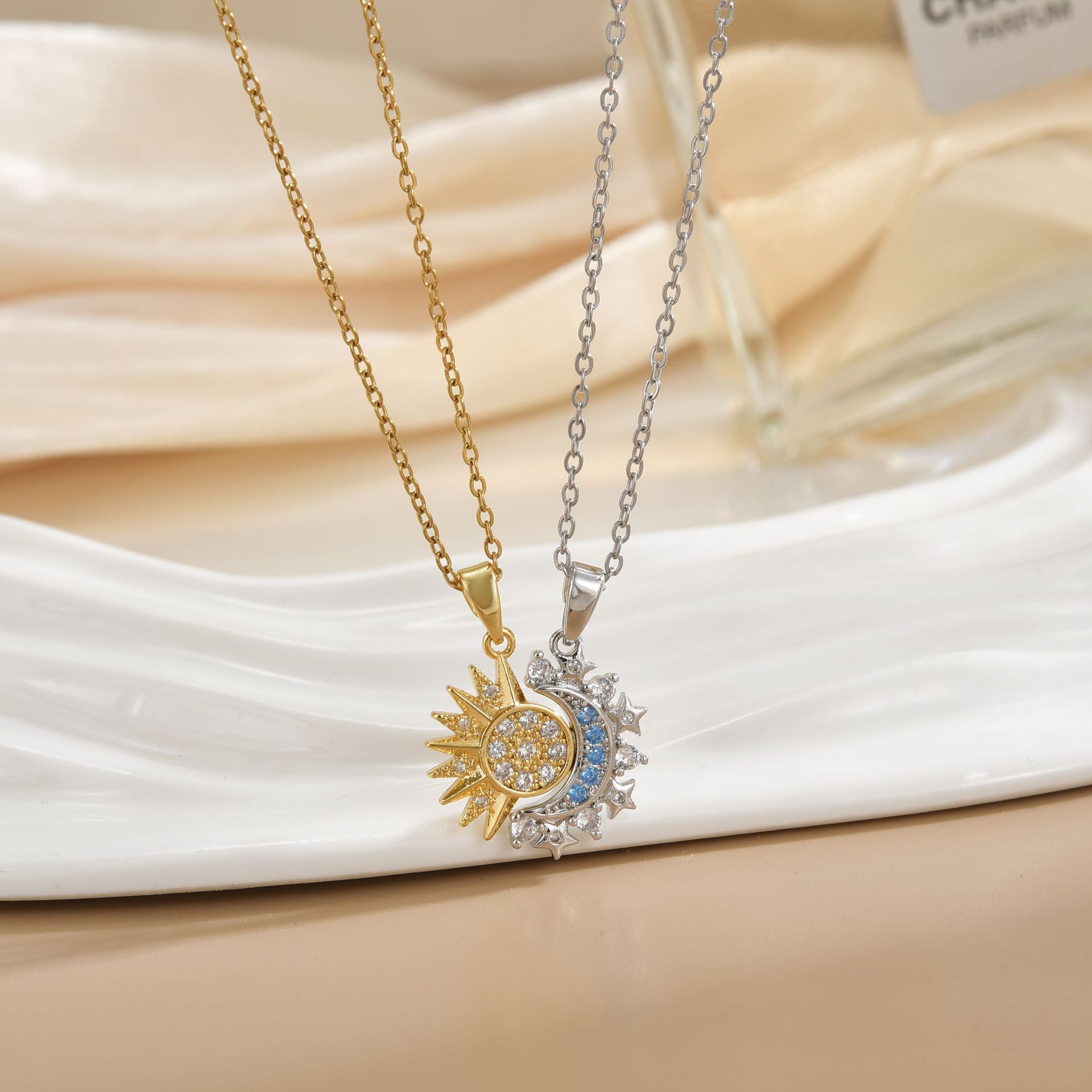 Magnetic Couple Matching Necklaces - カップル向けマグネットネックレス 太陽と月 エンジェルハグ ハートペンダント 友情 マッチングネックレス