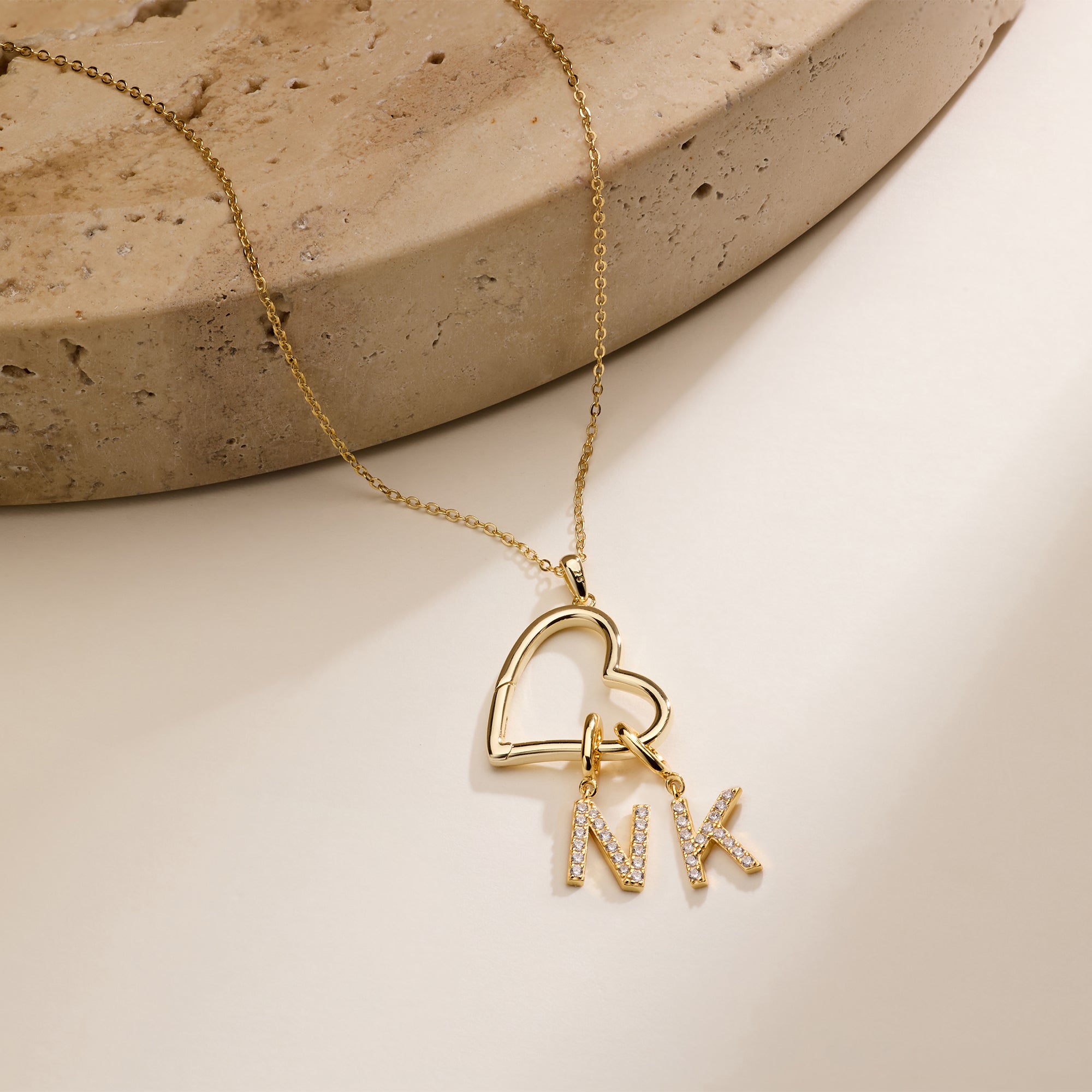 Initial Letter Necklace 18K Gold - カスタムイニシャルオープンハートネックレス、パーソナライズレターペンダント、18Kゴールドメッキステンレススチール、繊細なジュエリー、彼女やお母さんへのギフト