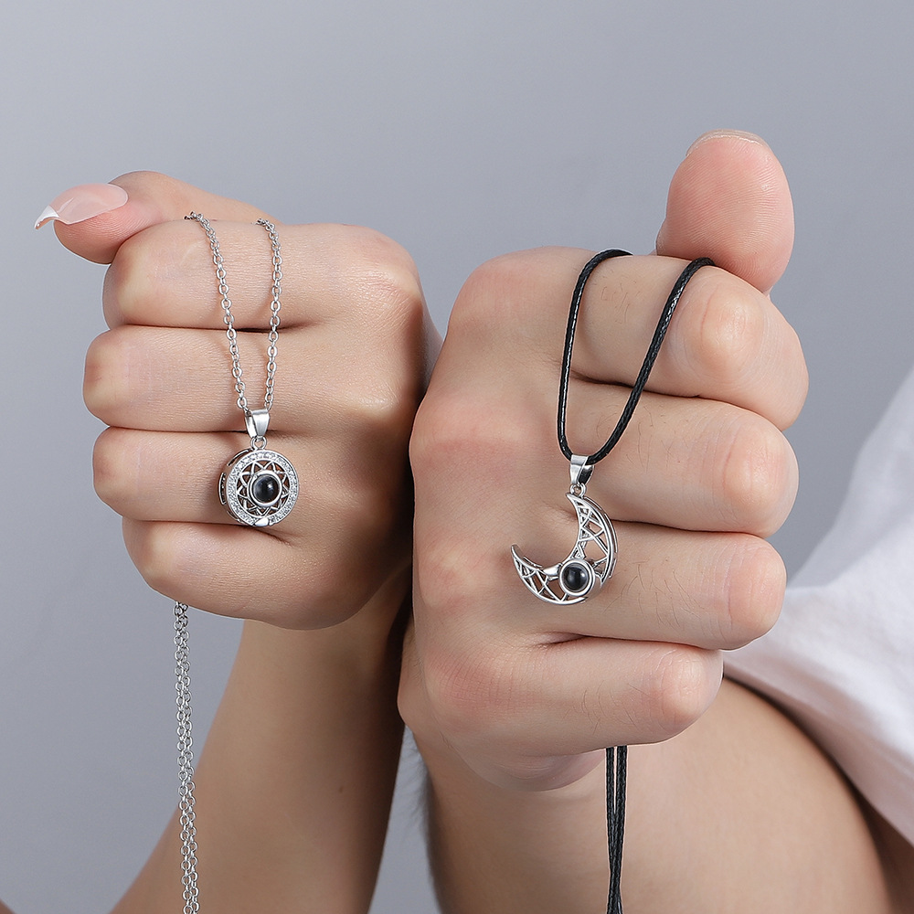 Magnetic Couple Matching Necklaces - カップル用マグネット付きマグネットネックレス,2ユニット,100言語,プロジェクションと月の形をした芸術的なギフト