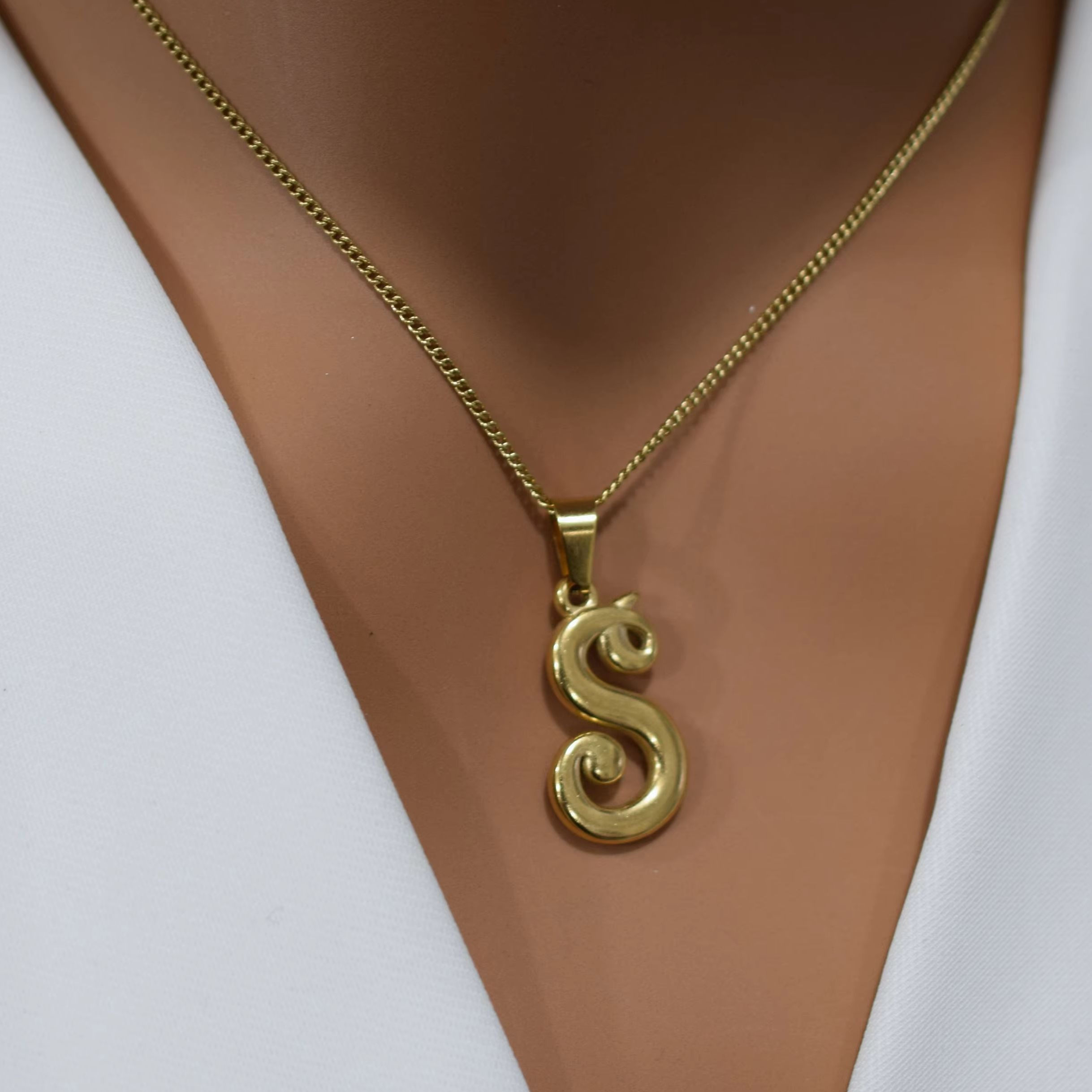 Initial Letter Necklace 18K Gold - 18Kゴールドステンレススチール製ヴィンテージアルファベットペンダント、個性的なイニシャルチャームネックレス（レディース）