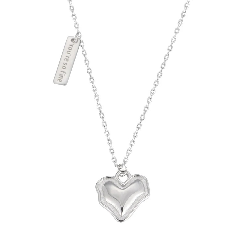 Layered Pendant Necklace Aesthetic - ベストセラー チャームネックレス 不規則な波状エッジレイヤー ハート＆彫刻入り縦型バータグ エステティックな襟飾りジュエリー 女性用