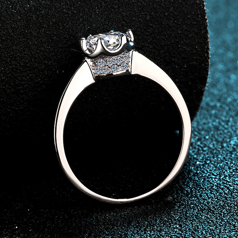 Moissanite Engagement Ring 1 Carat - 精巧なプラチナPT950製、輝く1カラットのモアサナイトリング、繊細な6本爪セッティング、結婚指輪・婚約指輪、彼女への高級ジュエリーギフト