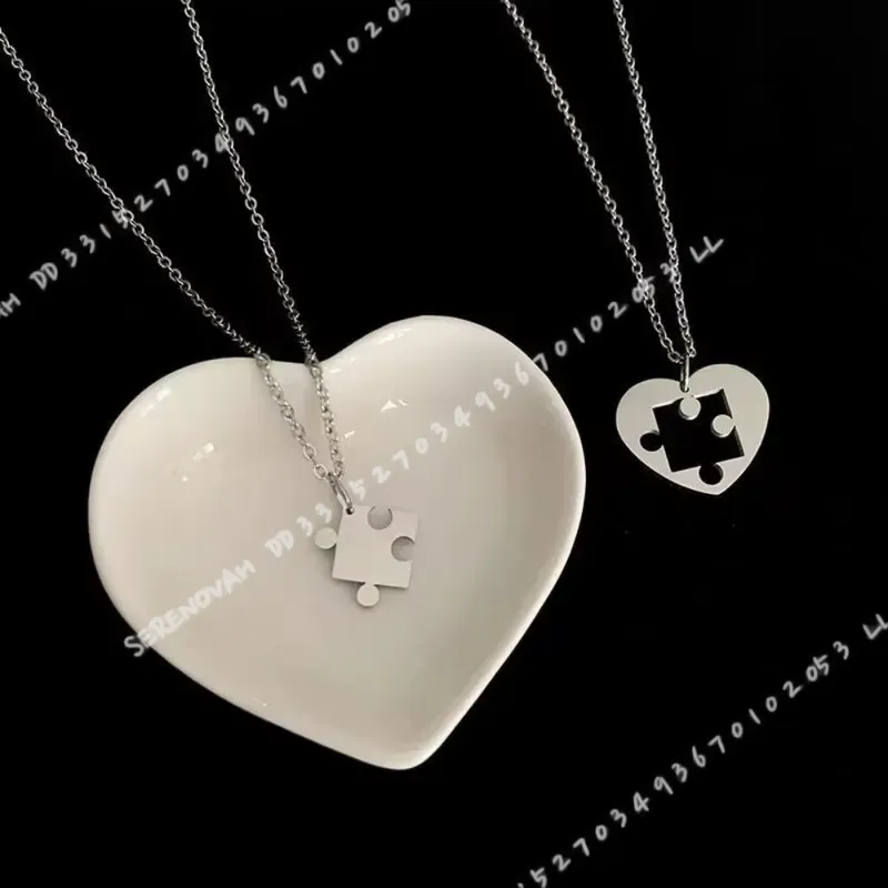 2個セット シンプルなパズルハートマッチングペンダント カッ - Magnetic Couple Matching Necklaces のレビューと価格