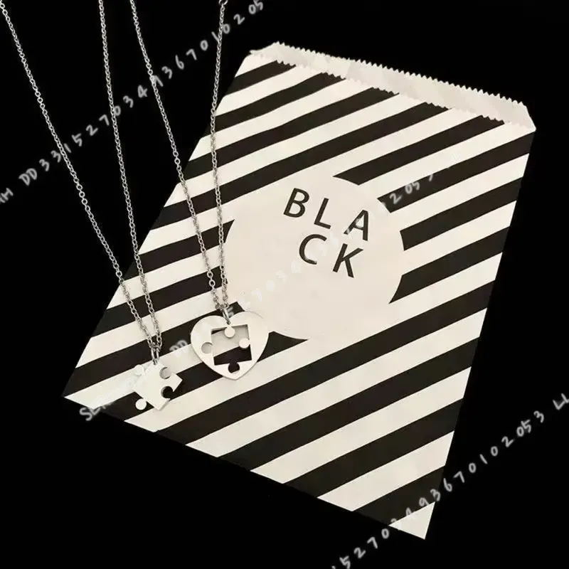 2個セット シンプルなパズルハートマッチングペンダント カッ - Magnetic Couple Matching Necklaces のレビューと価格