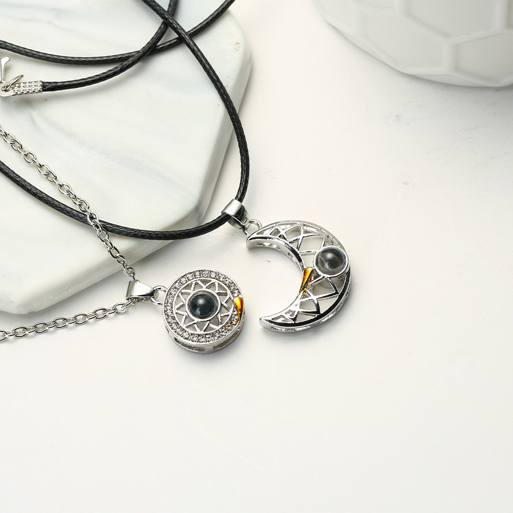 カップルのためのマッチングネックレス,幾何学的なペンダント, - Magnetic Couple Matching Necklaces のレビューと価格