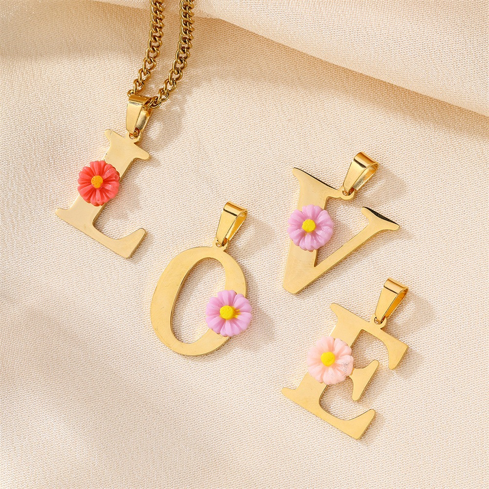 パーソナライズされたデイジーイニシャルレターネックレス カス - Initial Letter Necklace 18K Gold のレビューと価格