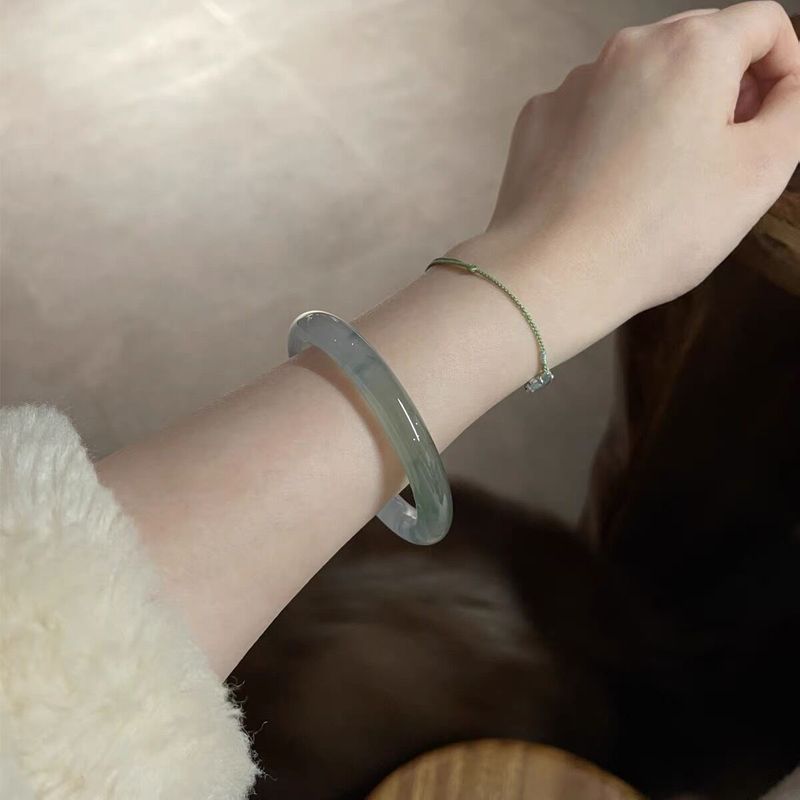 ミャンマー産アイスビューティー、オイルグリーンの半彫刻ブレス - Bracelets のレビューと価格