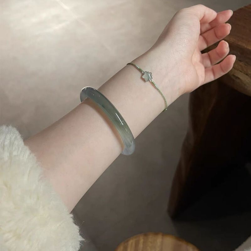 ミャンマー産アイスビューティー、オイルグリーンの半彫刻ブレス - Bracelets のレビューと価格