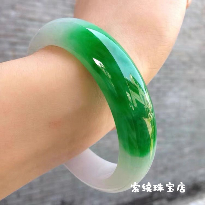 アップルグリーンのスパイシーアイスビルマバングル、セミスケニ - Bracelets のレビューと価格