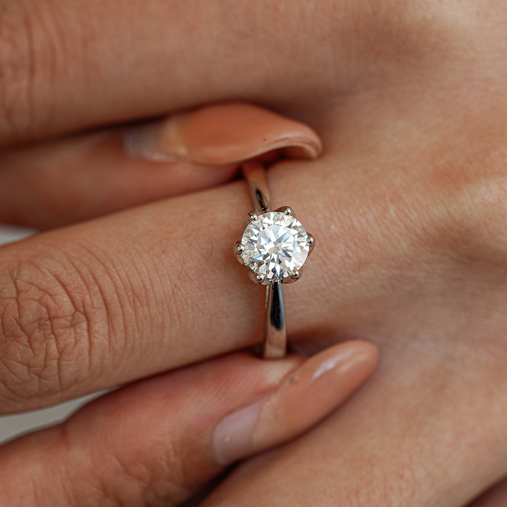 JoyceJelly クラシック 6 爪モアッサナイト リン - Moissanite Engagement Ring 1 Carat のレビューと価格