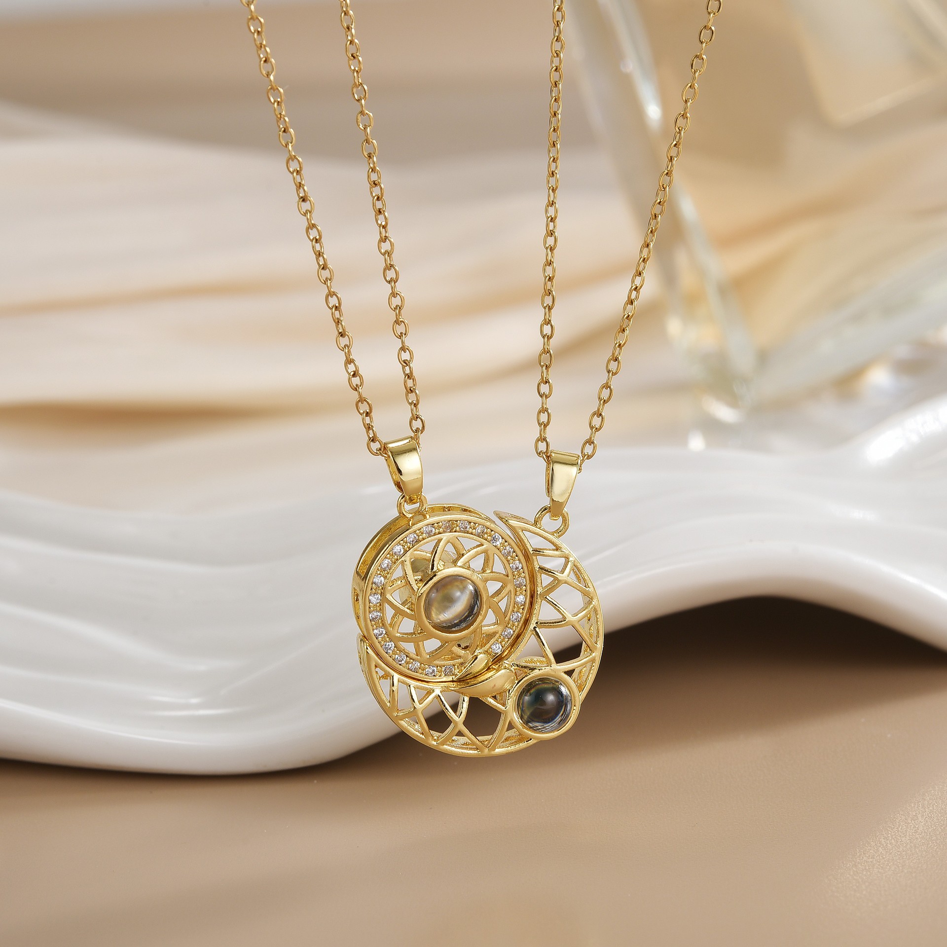 カップル向けマグネットネックレス 太陽と月 エンジェルハグ  - Magnetic Couple Matching Necklaces のレビューと価格
