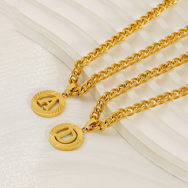 ステンレス製5mmキューバンチェーンイニシャルネックレス18 - Initial Letter Necklace 18K Gold のレビューと価格