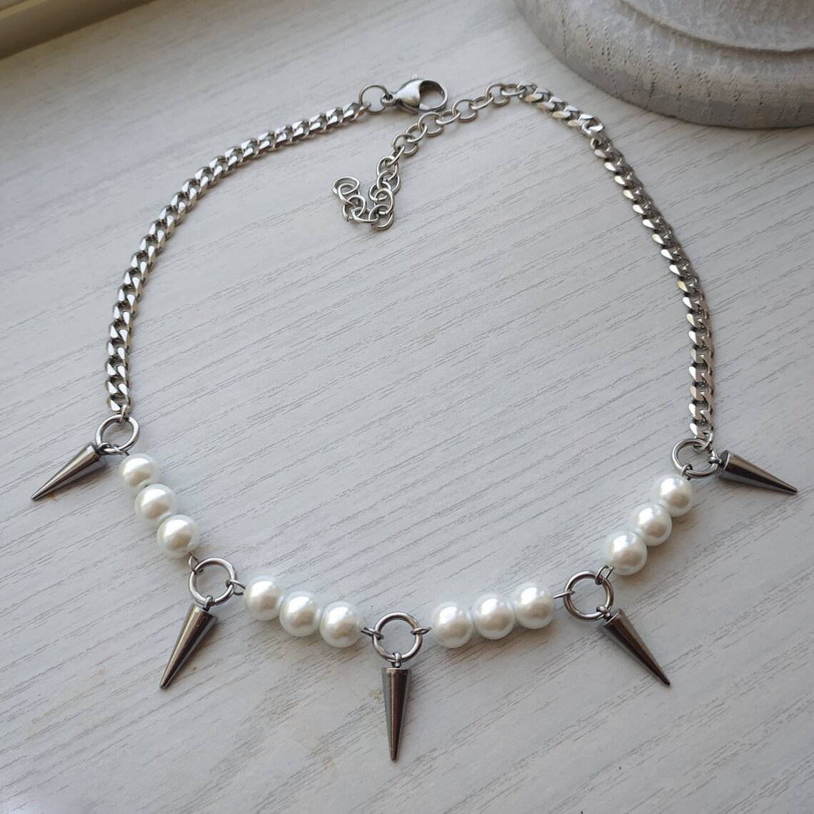 女性のための刺激的なパールスパイクネックレス,韓国のファッシ - Goth Punk Spike Choker のレビューと価格