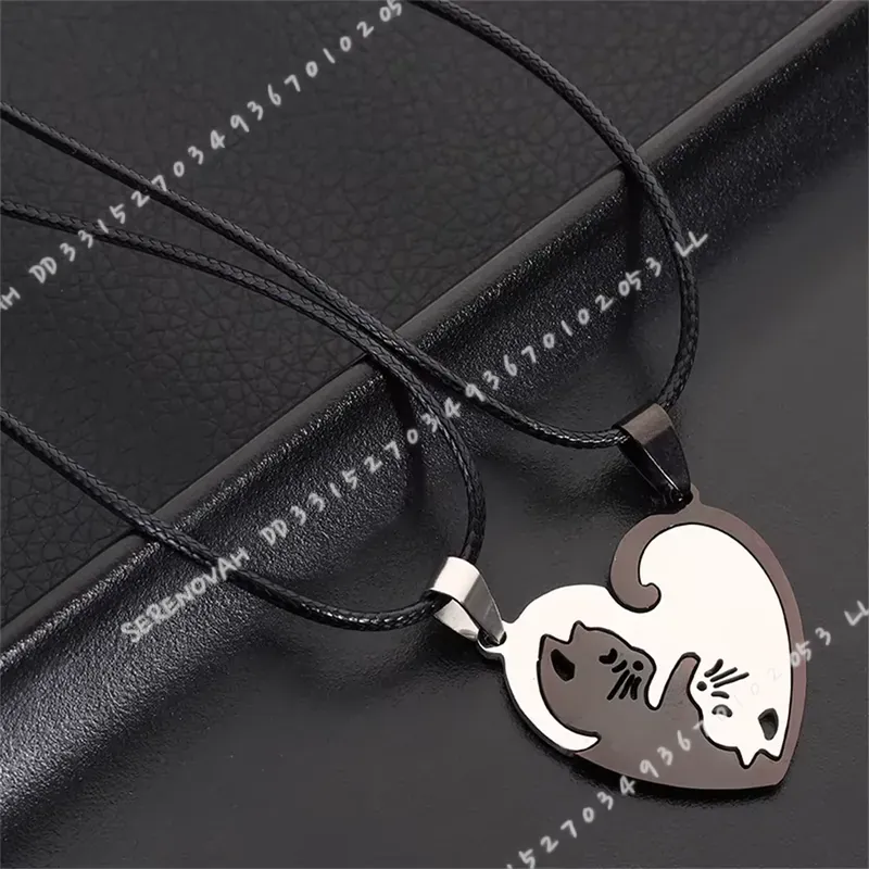 1組のクリエイティブで可愛いステンレス製の漫画猫キーホルダー - Magnetic Couple Matching Necklaces のレビューと価格