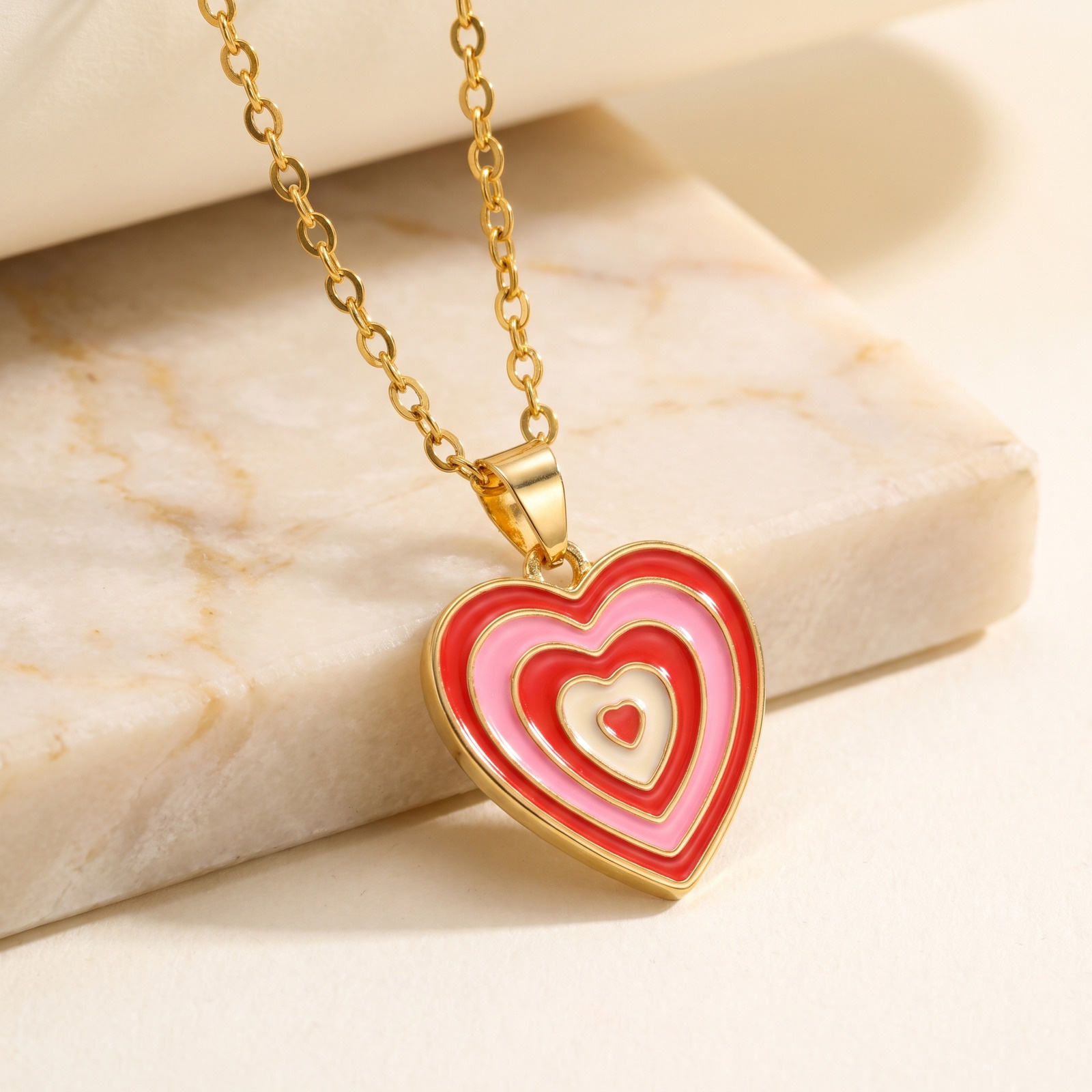 Y2Kスタイルのレイヤードエナメルハートペンダントネックレス - Layered Pendant Necklace Aesthetic のレビューと価格