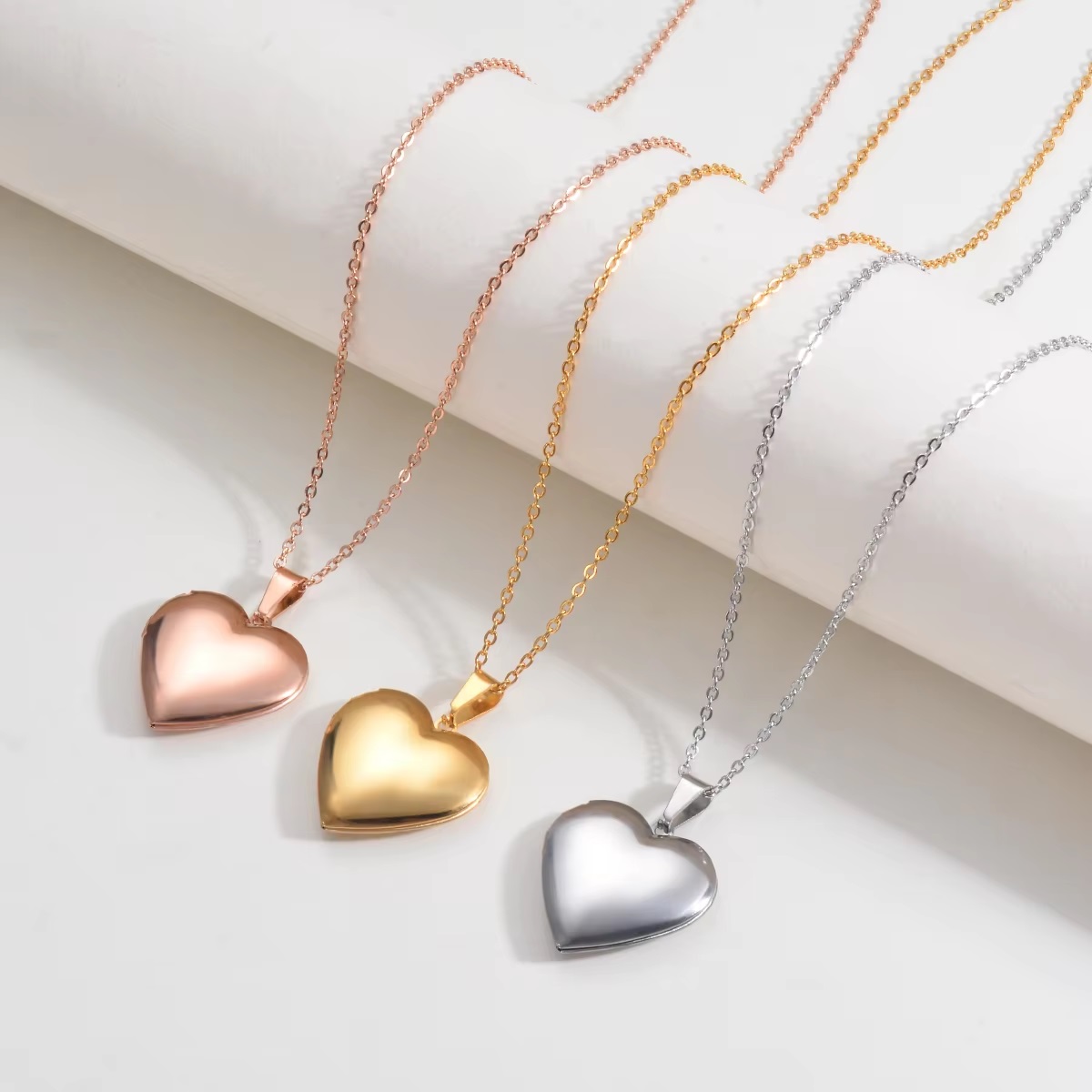 女性のためのパーソナライズされたステンレス鋼のネックレス,名 - Heart Locket Necklace Photo のレビューと価格
