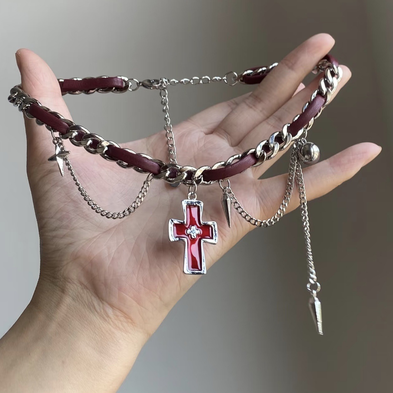 Y2K グランジ風 多層クロスペンダントチョーカーネックレス - Layered Pendant Necklace Aesthetic のレビューと価格