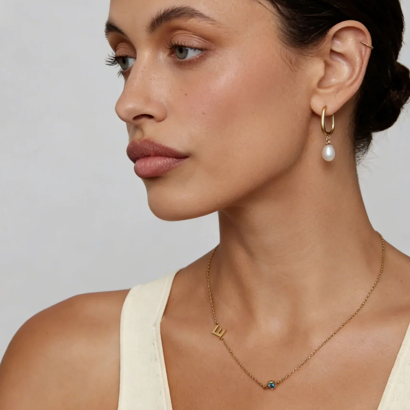 サイドセットイニシャルバースストーンネックレス 18Kゴール - Initial Letter Necklace 18K Gold のレビューと価格