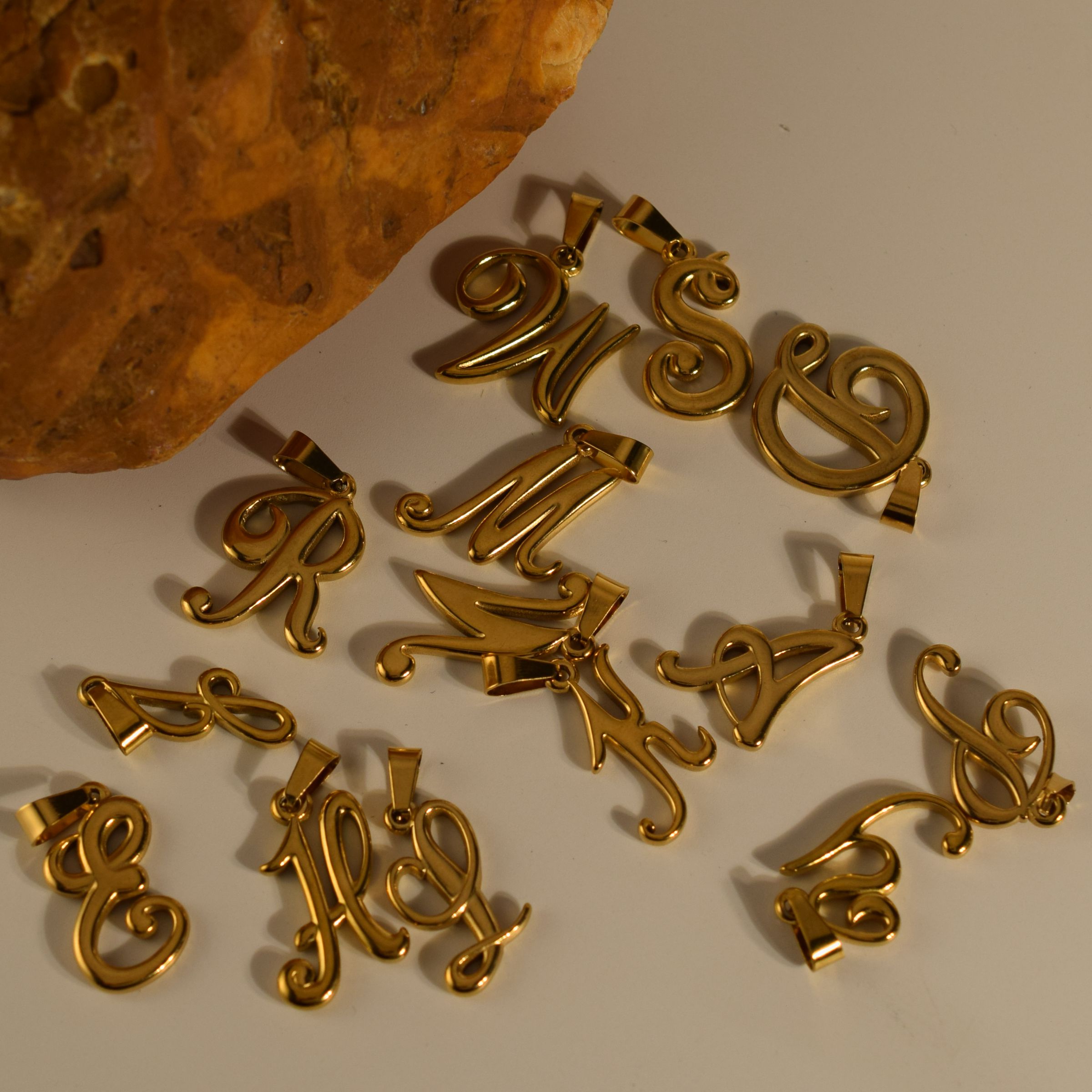 18Kゴールドステンレススチール製ヴィンテージアルファベット - Initial Letter Necklace 18K Gold のレビューと価格