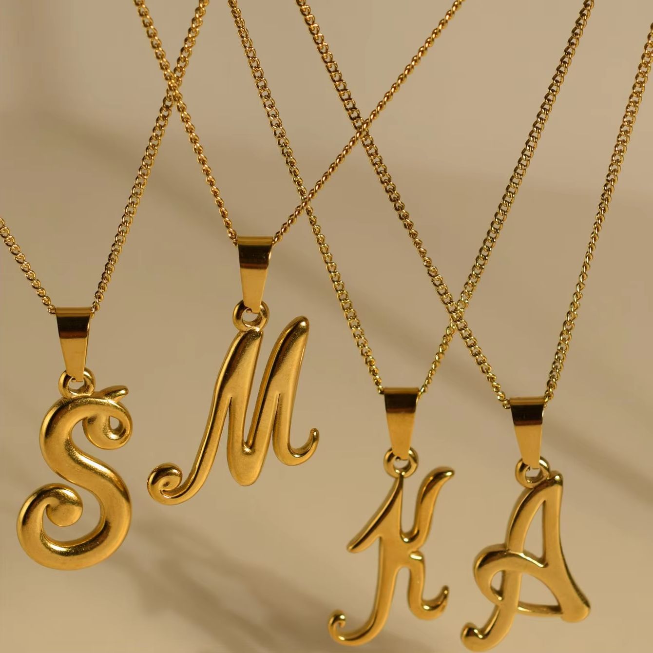 18Kゴールドステンレススチール製ヴィンテージアルファベット - Initial Letter Necklace 18K Gold のレビューと価格
