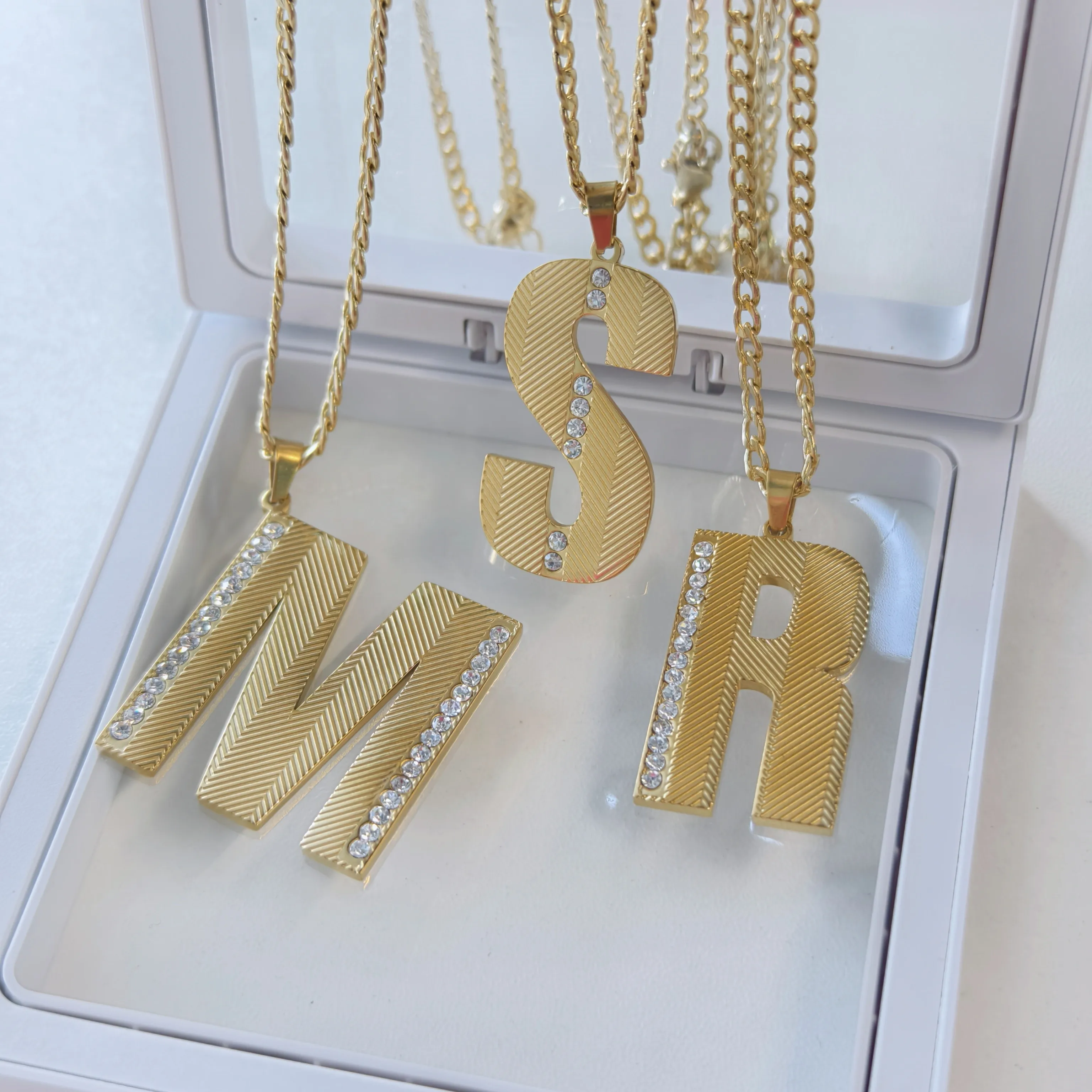 18Kゴールドヴェルメイユテクスチャイニシャルダイヤモンド付 - Initial Letter Necklace 18K Gold のレビューと価格
