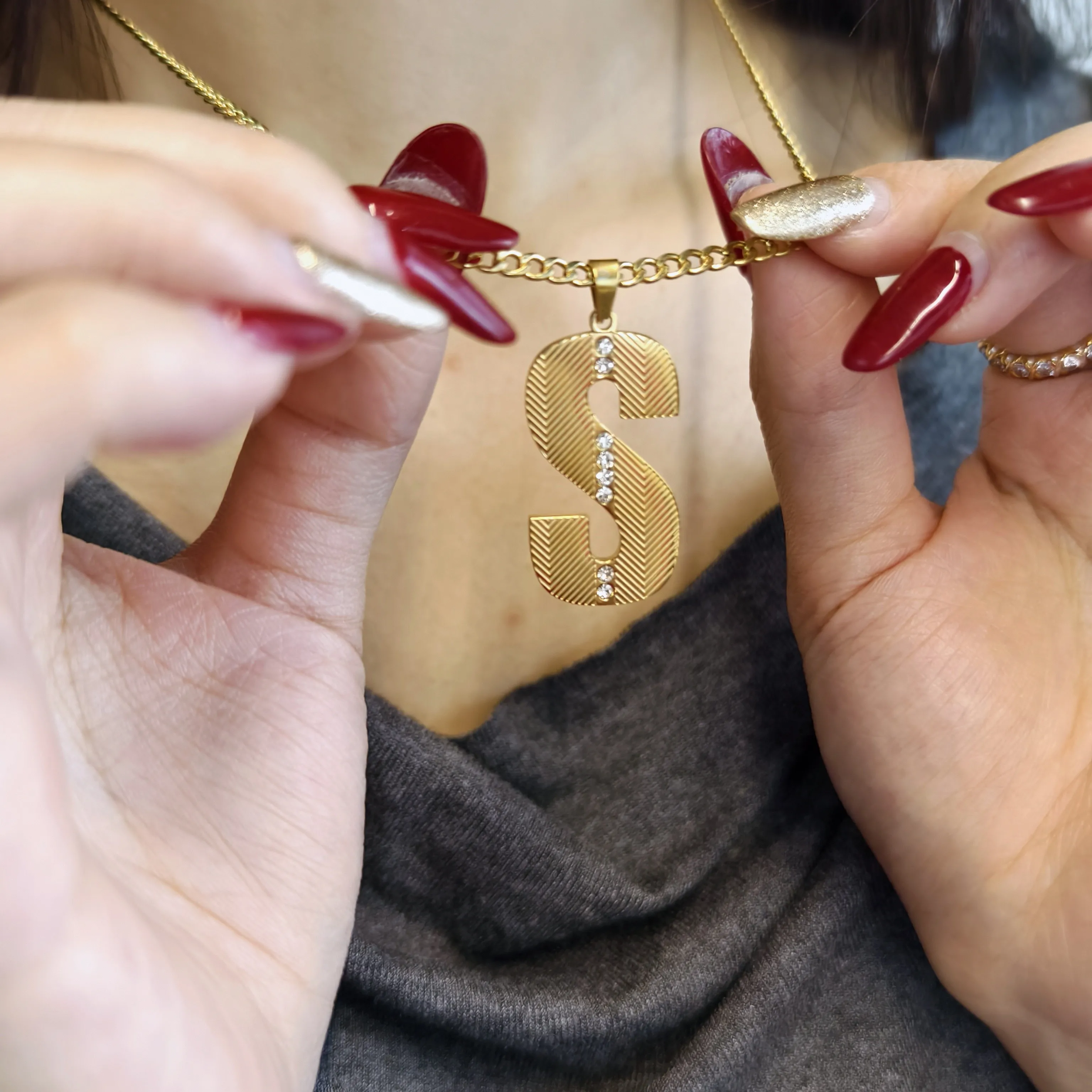 18Kゴールドヴェルメイユテクスチャイニシャルダイヤモンド付 - Initial Letter Necklace 18K Gold のレビューと価格